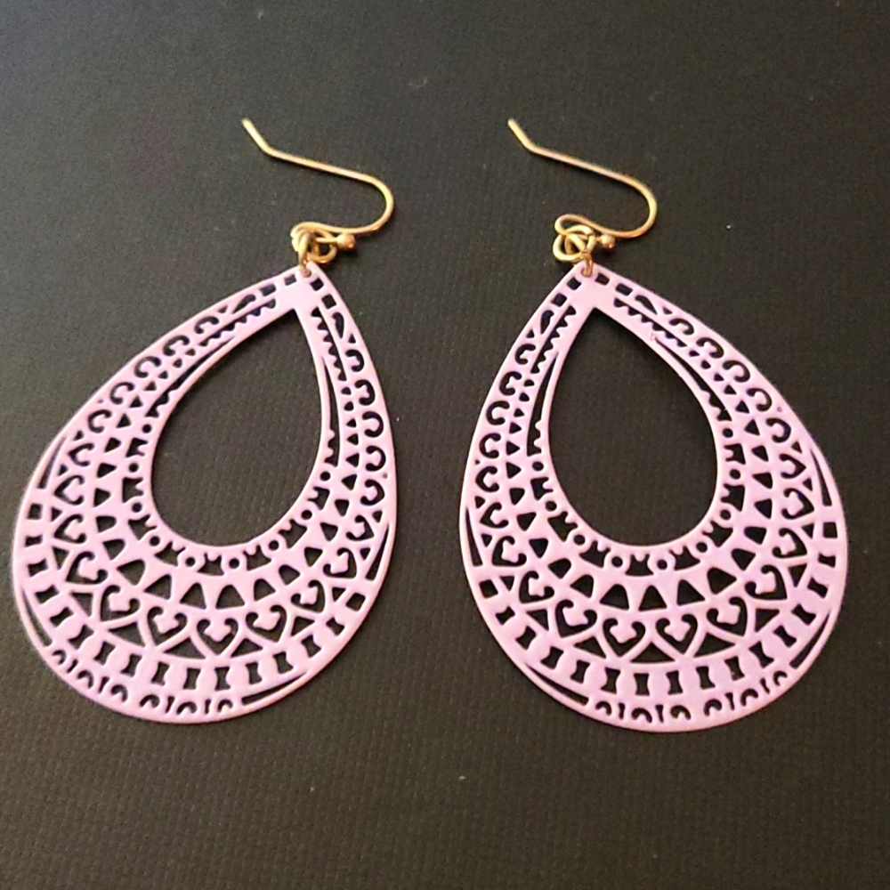 Women's purple 💜earrings.